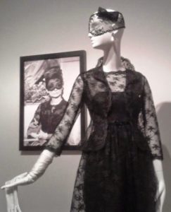 vestido y chaqueta corta con velo de encaje, diseñado por Givenchy para Audrey Hepburn en la película Cómo robar un millón, 1966