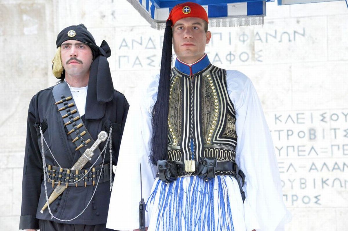 evzones-regular-uniform-and-the-black-uniform-of-pontos