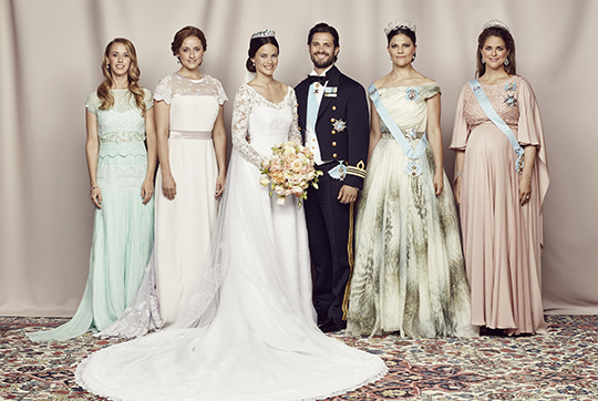 Lördagen den 13 juni vigdes Prins Carl Philip och Fröken Sofia Hellqvist i Slottskyrkan på Kungliga slottet i Stockholm. On Saturday 13 June 2015, Prince Carl Philip and Miss Sofia Hellqvist were married in the Royal Chapel at the Royal Palace of Stockholm. Prinsparet med syskon; Fröken Sara Hellqvist, Fröken Lina Hellqvist, H.K.H. Prinsessan Sofia, H.K.H. Prins Carl Philip, H.K.H. Kronprinsessan Victoria, H.K.H. Prinsessan Madeleine. The Prince Couple and siblings:  Miss Sara Hellqvist, Miss Lina Hellqvist, H.R.H. Princess Sofia, H.R.H. Prince Carl Philip, H.R.H. Crown Princess Victoria, H.R.H. Princess Madeleine