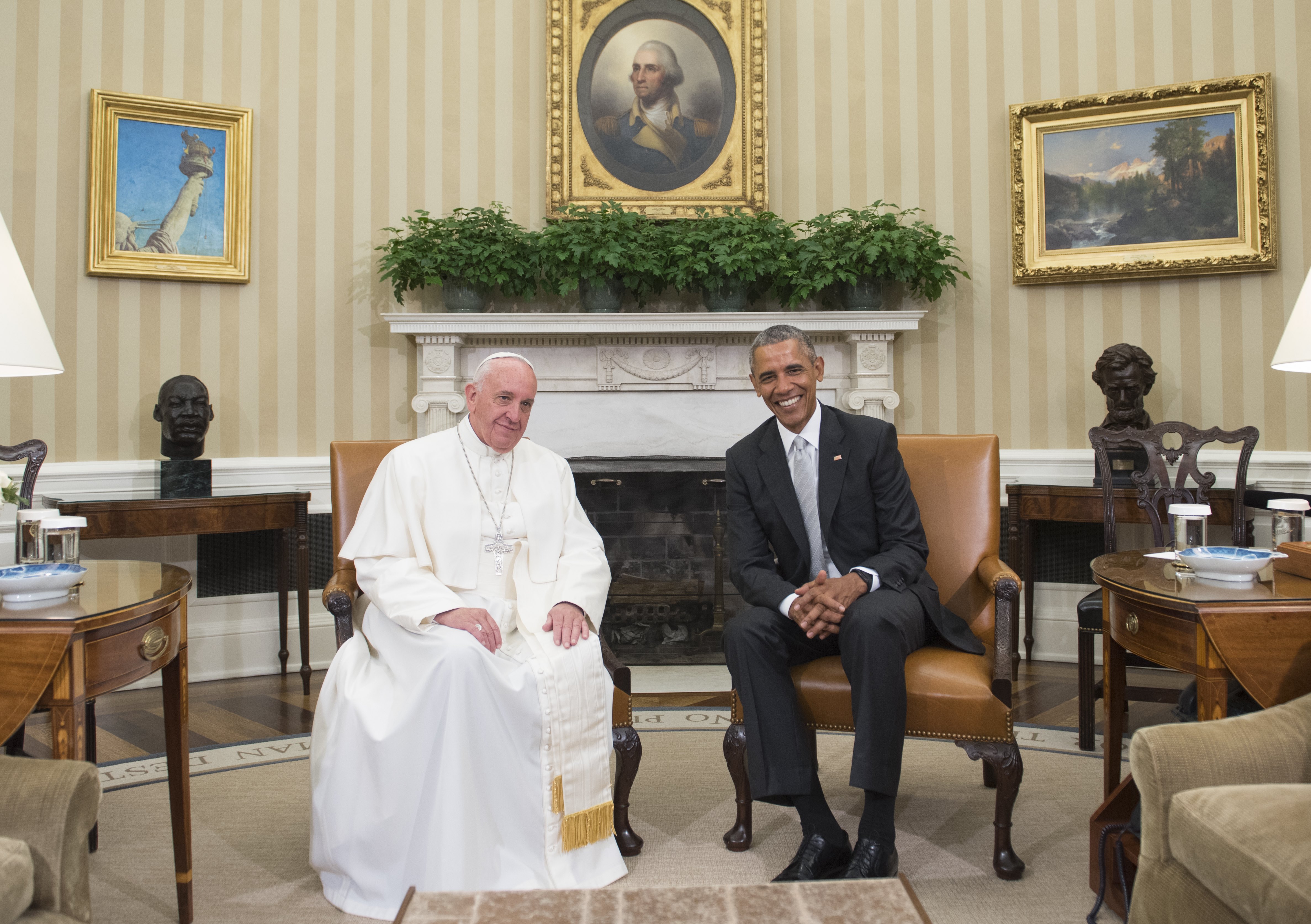 US President Barack Obama talks with Pope Francis during a meeting in the Oval Office of the White House in Washington, DC, September 23, 2015. More than 15,000 people packed the South Lawn for a full ceremonial welcome on Pope Francis' historic maiden visit to the United States. AFP PHOTO / MANDEL NGAN