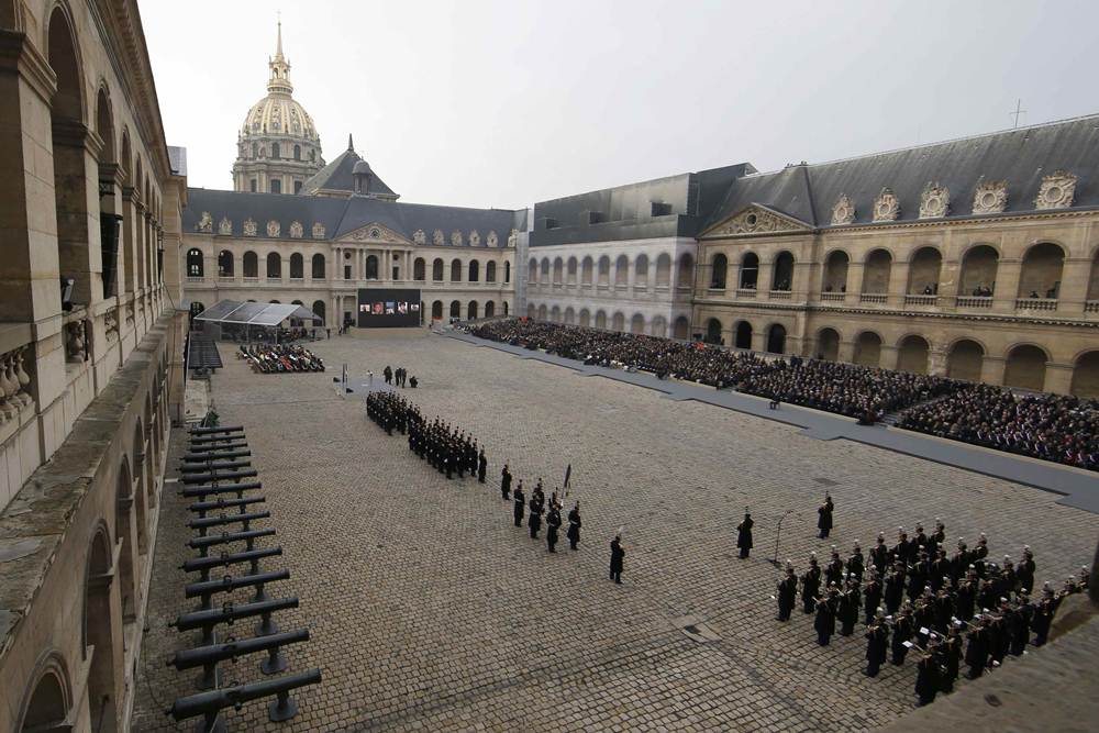 General view of the courtyard during a ceremony where politicians, officals and guests pay a national homage to the victims of the Paris attacks at Les Invalides monument in Paris, France, November 27, 2015.     REUTERS/Jacky Naegelen