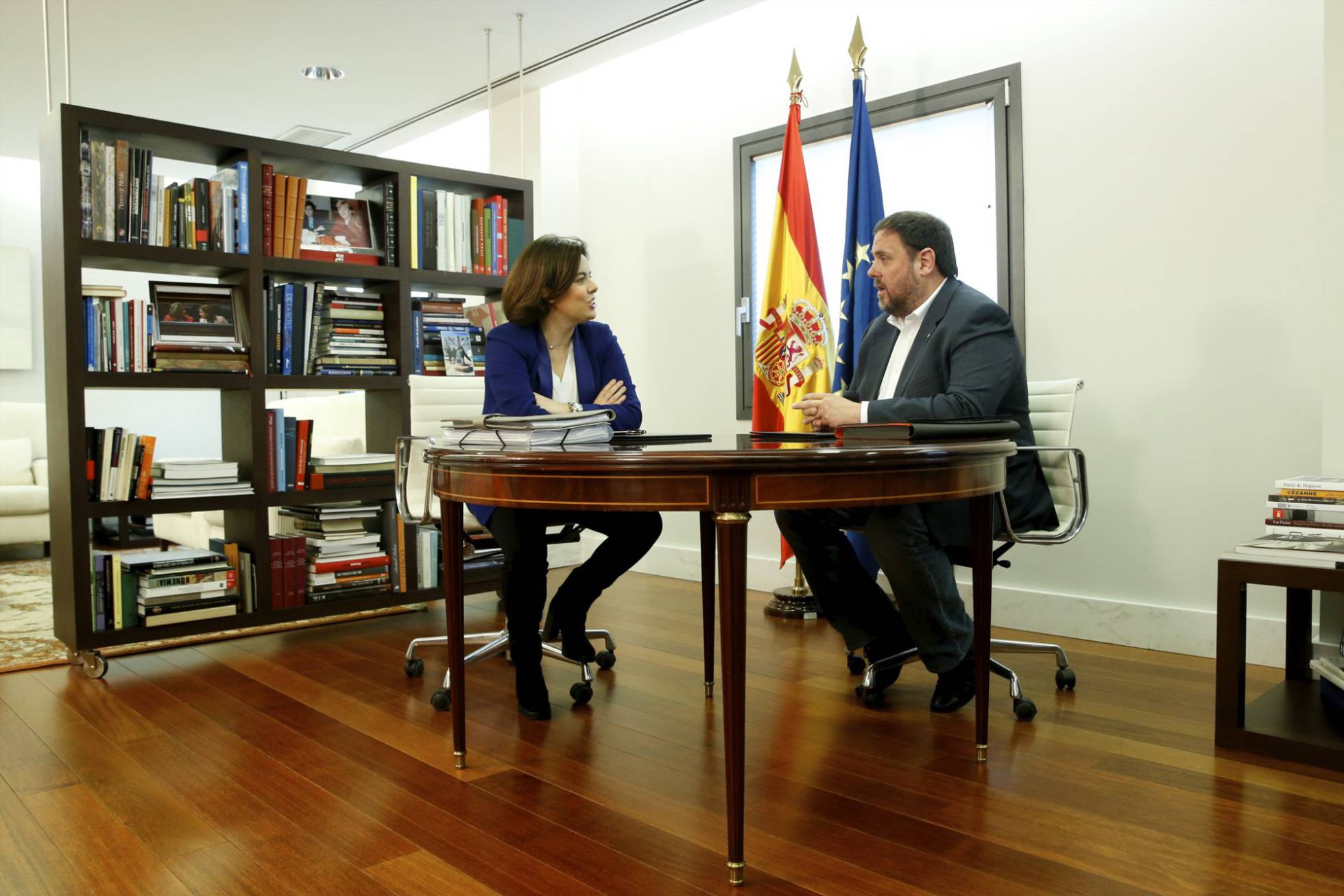 Soraya Sáenz de Santamaría con Oriol Junqueras. CLAUDIO ALVAREZ EL PAÍS