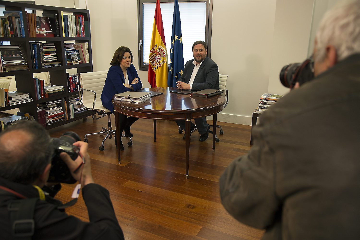 Soraya-Saenz-Santamaria-Oriol-Junqueras_1567653302_28705104_1500x1001