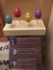 Huevos de Pascua Huevos de Pascua que los niños buscan en los jardines de la Casa Blanca el Lunes de Pascua
