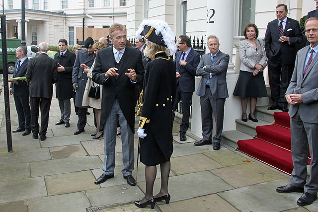 peter_ammon_and_anna_clunes_20141105_1-1
